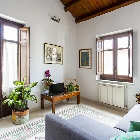 Anna's In Historical Center Apartment *