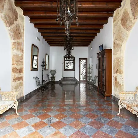 Anna's In Historical Center Apartment